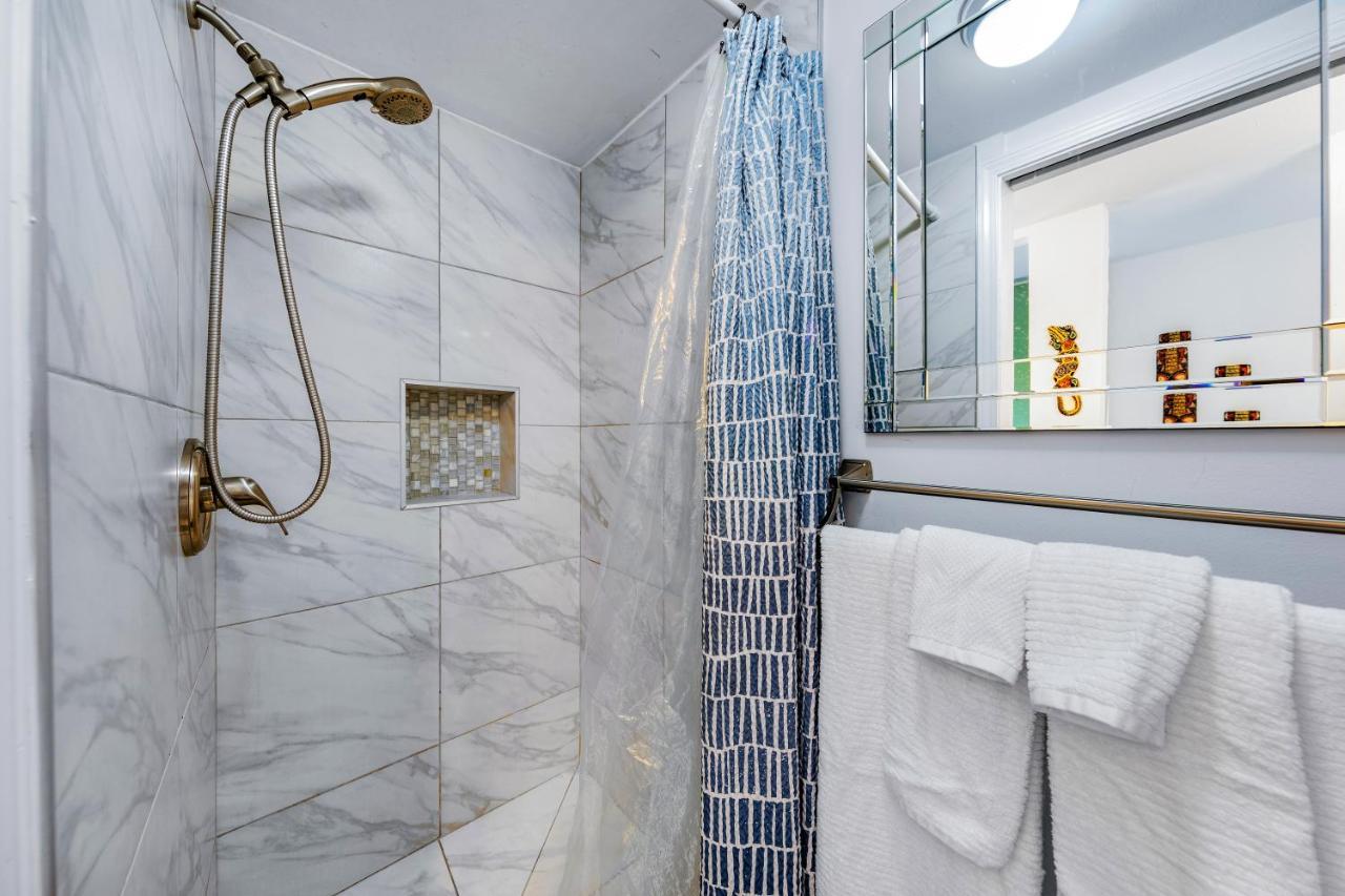 Downtown Hawaiian Theme Condo With Hot Tub, Pool & Beach - Kona Islander Inn Kailua-Kona Exteriör bild