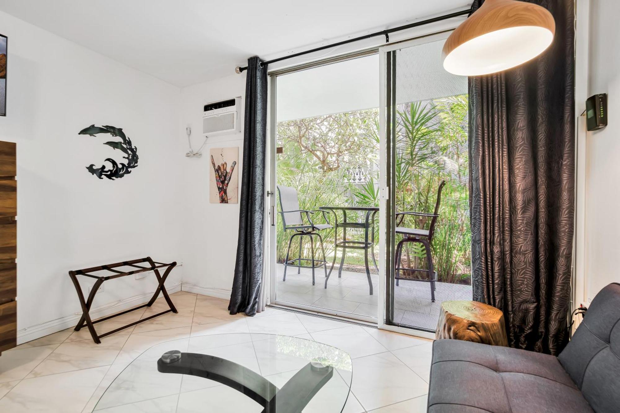 Downtown Hawaiian Theme Condo With Hot Tub, Pool & Beach - Kona Islander Inn Kailua-Kona Exteriör bild
